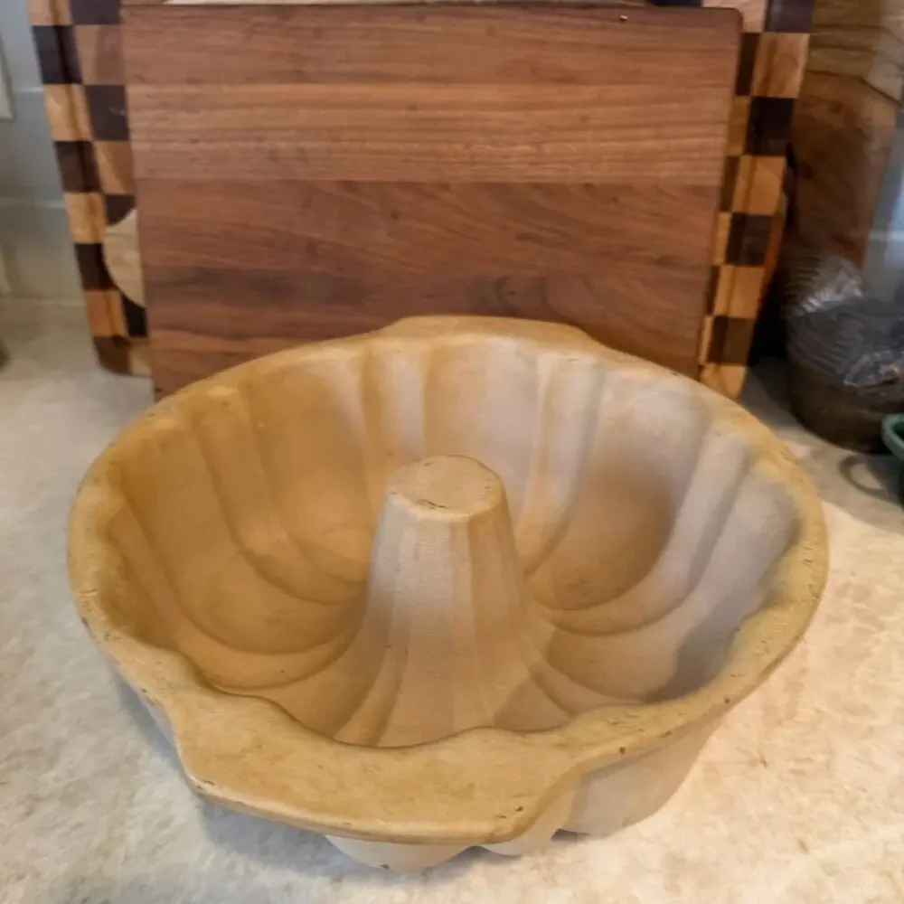 Pampered Chef Bundt stoneware